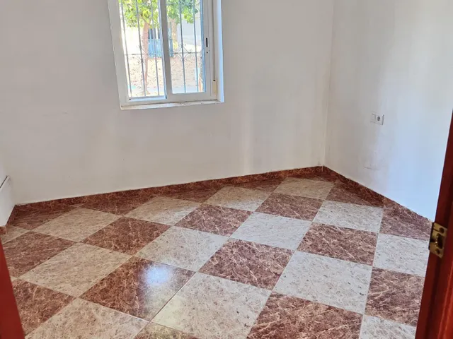Casa de una planta con 4 Domitorios y patio en la zona de Cañero. — 7
