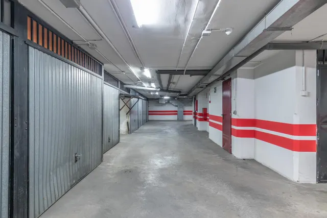 Amplia Plaza de Garaje Cerrada en Ubicación Estratégica — 13
