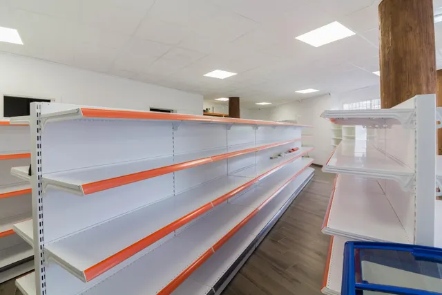 VIVIENDA CON NEGOCIO EN ABANILLA. — 27