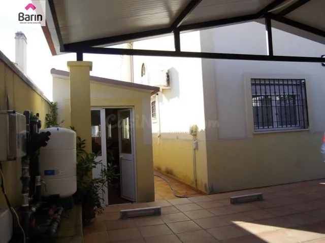 Impresionante Chalet Independiente con Jardín y Piscina en U - foto 3
