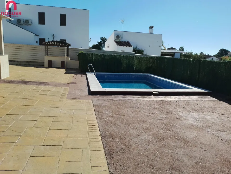 Chalet Independiente en La Carlota – Amplia Parcela y Excelente Ubicación