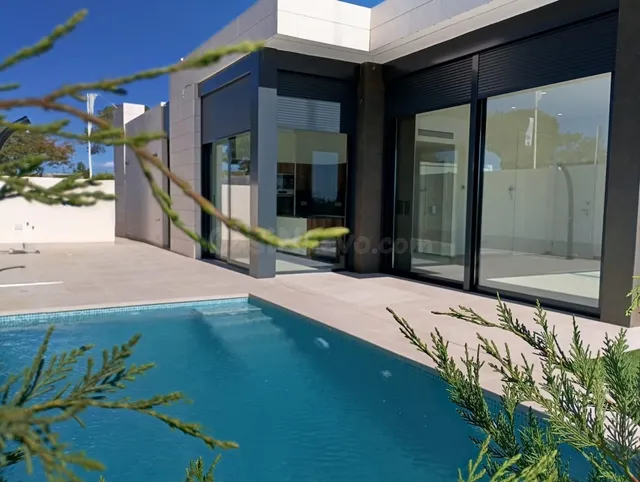 Villa de una sola planta con 3 dormitorios y piscina privada - foto 3