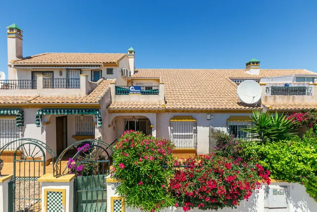 ¡Encantador Adosado en La Zenia - Tu Refugio Mediterráneo! - foto 4