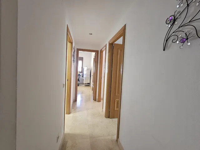 Amplio piso de 3 dormitorios con terraza, garaje, trastero y piscina en Mijas Costa — 24