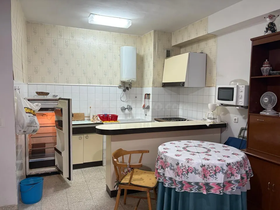 Se vende apartamento en Valencia de Don Juan, amueblado, cocina americana, terraza, 2 amplias habitaciones, baño, 3º sin ascensor.