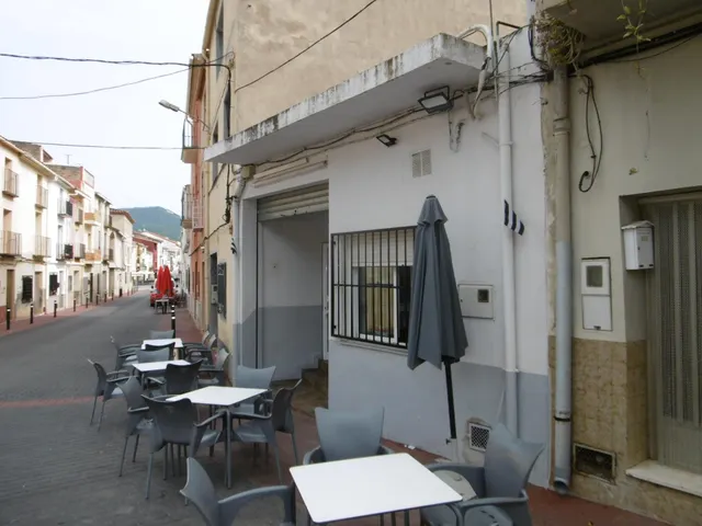 SOLAR CON LOCAL COMERCIAL EN PLANTA BAJA ACTUALMENTE CON NEGOCIO DE BAR — 37