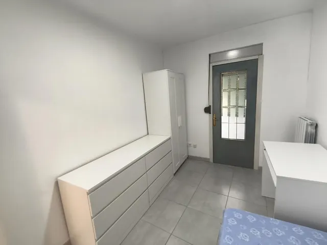 Piso de 72m2 útiles. Distribuido en tres dormitorios, salón, cocina y baño — 12