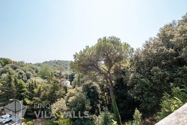 Casa con gran jardín en la naturaleza — 44