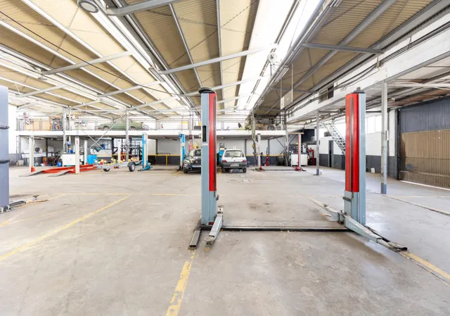 NAVE EN INMEJORABLE SITUACIÓN HABILITADA PARA TALLER — 10