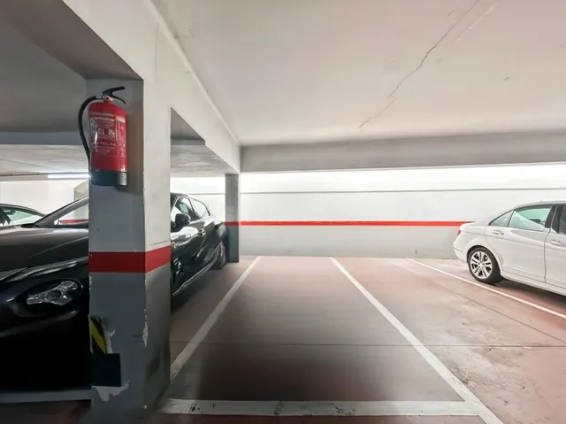 Parking amplio en Sant Andreu con extra espacio. - foto 2