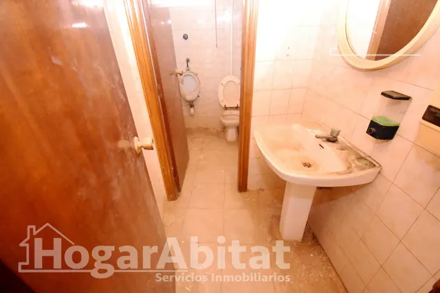 ESPACIOSA CASA CON LOCAL COMERCIAL, DOS TERRAZAS Y BALCÓN — 48
