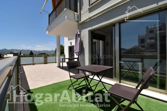 SEMINUEVO CON TERRAZA, PISCINA Y GARAJE - foto 2