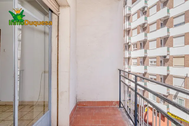 Piso de 4 Dorm. en Camino de Ronda. Para REFORMAR. — 30