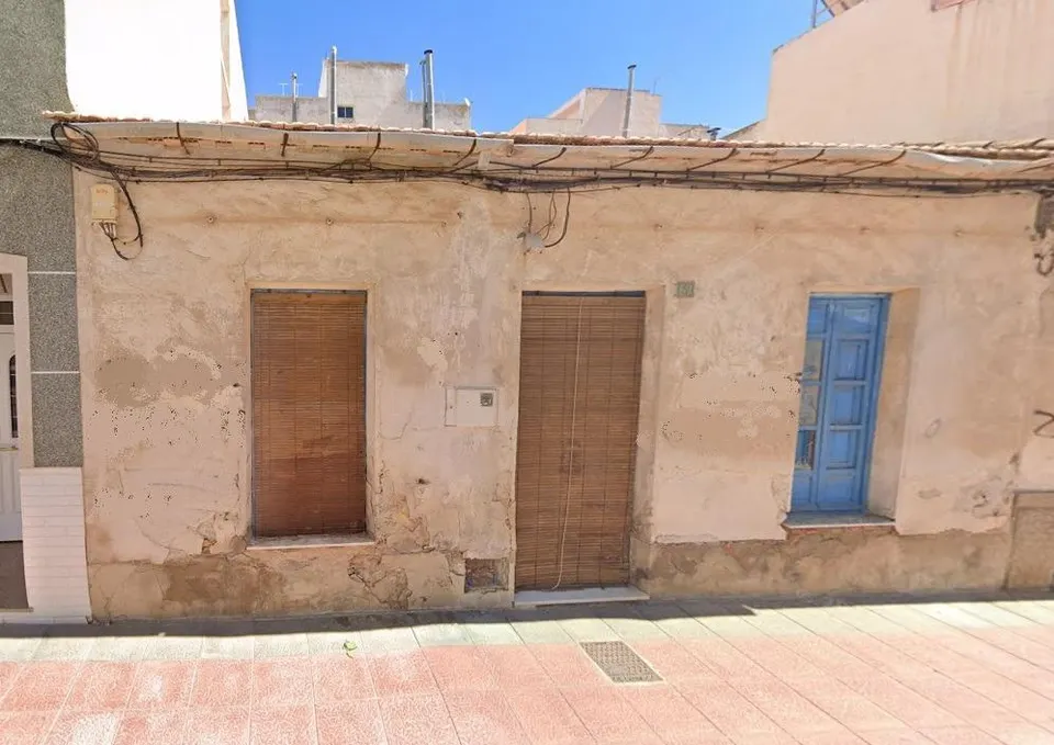 Casa / Solar en el centro de Guardamar con gran espacio de patio interno.