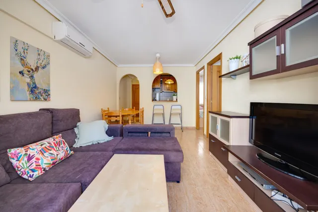 Apartamento de dos dormitorios con piscina comunitaria en el centro de Torrevieja — 13