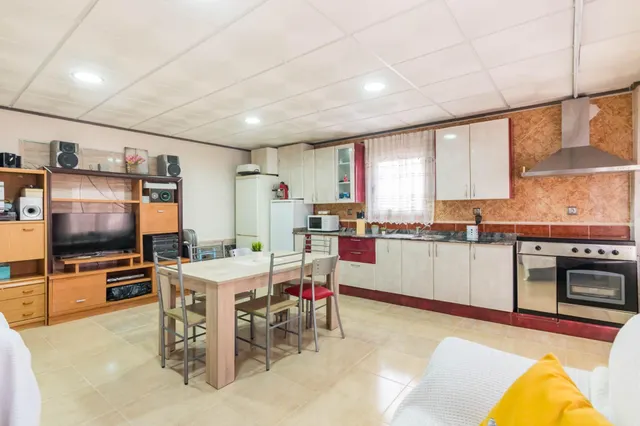 Casa con garaje, terraza y mucho potencial en los ramos — 30