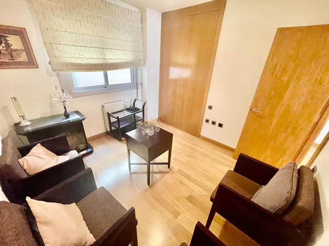 Muy buen piso de 4 Dorm. en Av. Oscar Espla — 27