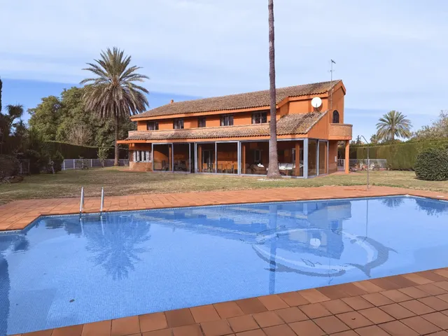 Elegante Residencia de Lujo con Piscina y Jardines Privados  - foto 2