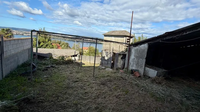 Casa adosada, para reformar en Neda. — 35