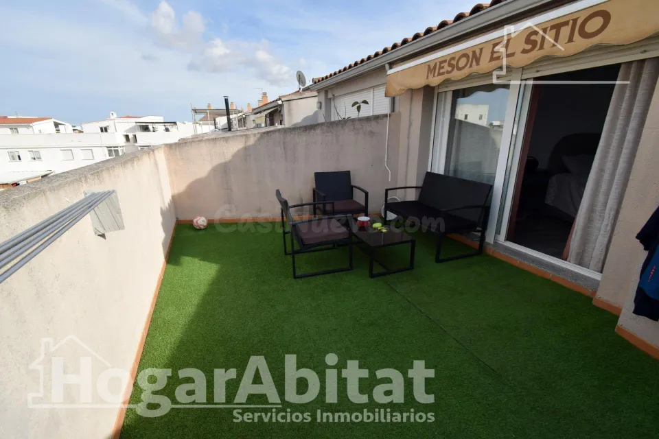 Amplitud y vistas panorámicas en este luminoso ático dúplex reformado con terraza y garaje junto a la universidad