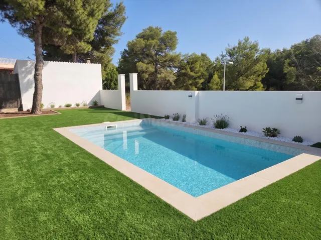 CHALET INDEPENDIENTE DE ESTILO MODERNO CON PISCINA PRIVADA - - foto 3