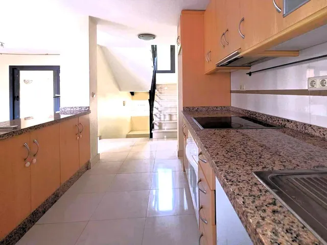 Magnífica y espaciosa casa adosada de 4 plantas (aprox. 176 m2). Varias terrazas y gran zona de piscina comunitaria. Cerca de campos de golf, La Zenia Boulevard, y a poco más de 5 km de las playas. — 33