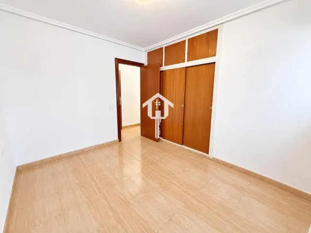 PISO EN VENTA EN ALICANTE. ZONA DE LA FLORIDA. 134m2 CON 4 habitaciones DOBLES, 2 BAÑOS COMPLETOS, TERCERA PLANTA CON ASCNESOR, TERRAZA Y DESPENSA. — 42