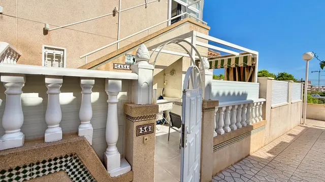 Apartamento con vistas al mar, piscina y licencia turística en La Mata, Torrevieja — 22