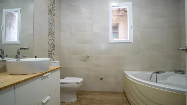 Casa en planta baja con entrada independiente, totalmente reformada, y local en planta baja. — 10