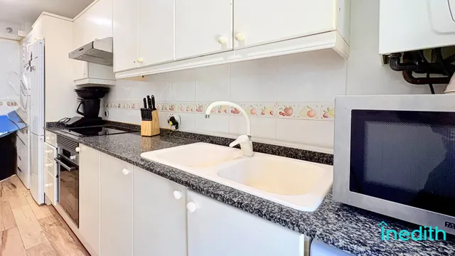 A 50 metros de la playa, Piso impecable con terraza, vistas , parking, trastero y piscina — 17