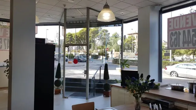 SE VENDE LOCAL / EXPOSICION / REFORMADO / NAYA/GRAN FACHADA — 10