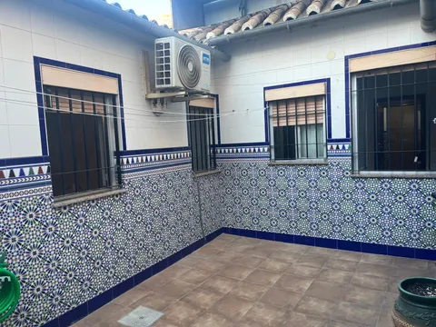 CASA EN CAÑERO, PATIO 15 M/2, CUATRO habitaciones Y DOS BAÑOS!!!