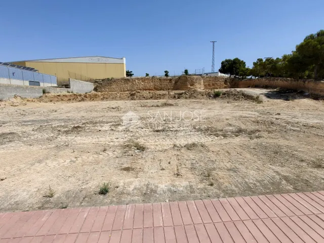 SE VENDE TERRENO URBANO CON USO TERCIARIO EN MONFORTE DEL CID — 3