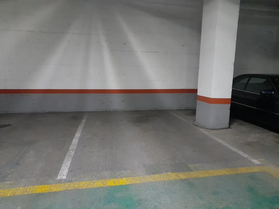 Gran plaza de parking de 15m2 cerca de la estación de tren de Sants - Barcelona