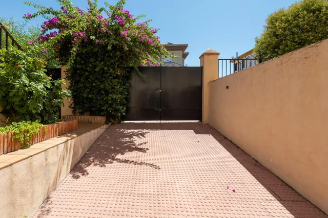 Preciosa Casa Pareada en Urbanización El Ventorrilo (Vegas del Genil) — 46