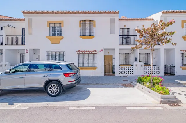 CHALET ADOSADO EN SALOBREÑA PLAYA, URB. PRIVADA CON PISCINA  - foto 2