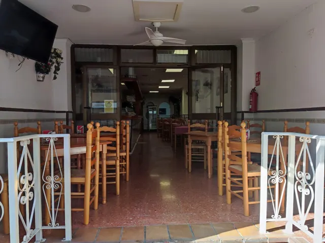 Listo para abrir: licencia de restaurante activa, cocina industrial y salida de humos. — 11