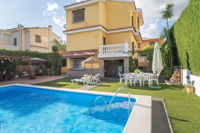 CHALET CON PISCINA Y JARDÍN A SOLO 10 MINUTOS DE GRANADA - foto 2