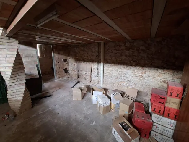 OPORTUNIDAD – CASA ESQUINERA PARA REFORMAR — 23