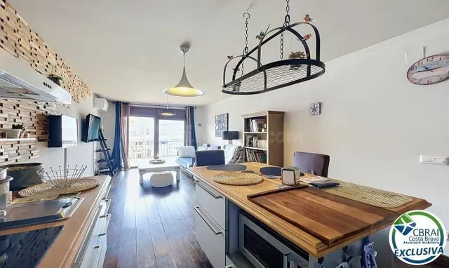 Apartamento con vistas al canal, terraza y parking en Empuri - foto 3