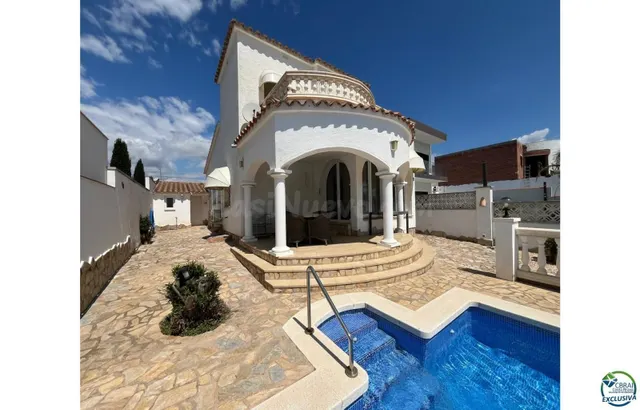 En venta casa al canal orientación sud-este , terreno de 542