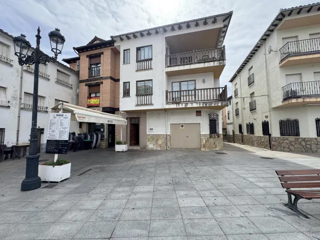 CASA EN LA EMBLEMATICA PLAZA DEL CASTILLO DE CANDELEDA — 46
