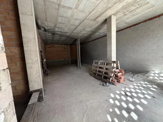 Venta de local comercial en Gojar. — 9