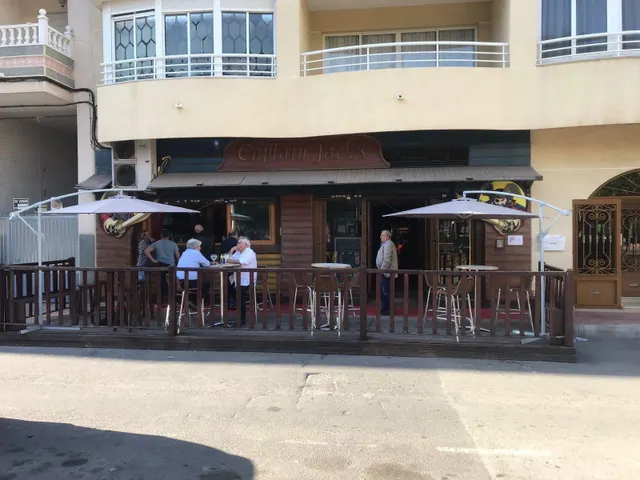 "Crea un ambiente acogedor y atractivo con nuestro bar de madera hecho a medida" — 6