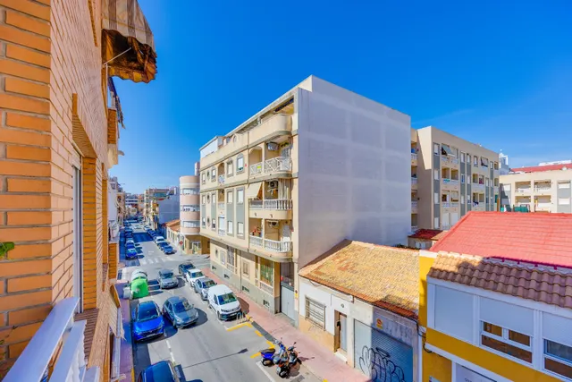 Amplio piso con 4 dormitorios, terraza y garaje en el centro de Torrevieja — 6