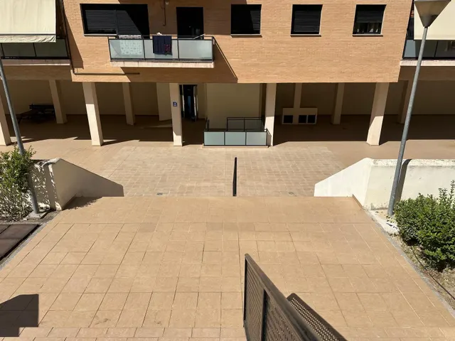 PISAZO DE ESTUDIANTES CON PISCINA — 8