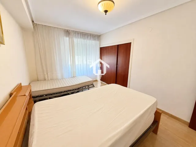 PISO EN VENTA EN ALICANTE. ZONA DE LA FLORIDA. 134m2 CON 4 habitaciones DOBLES, 2 BAÑOS COMPLETOS, TERCERA PLANTA CON ASCNESOR, TERRAZA Y DESPENSA. — 46