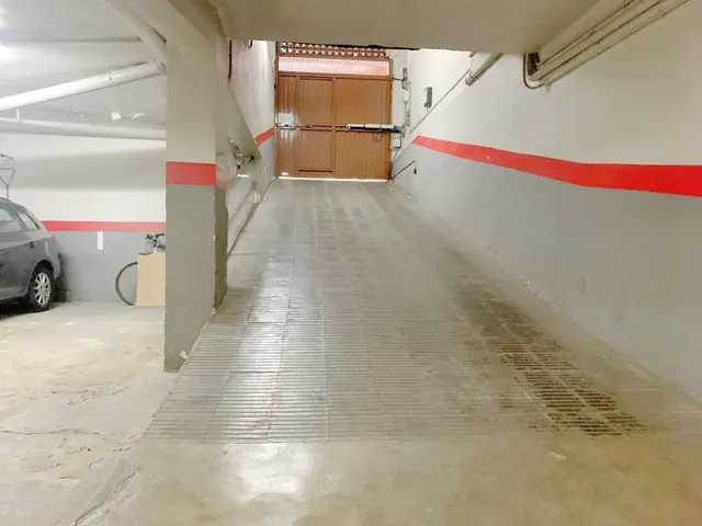 Se vende plaza de aparcamiento en Eixample / Sant Antoni (Barcelona). — 3