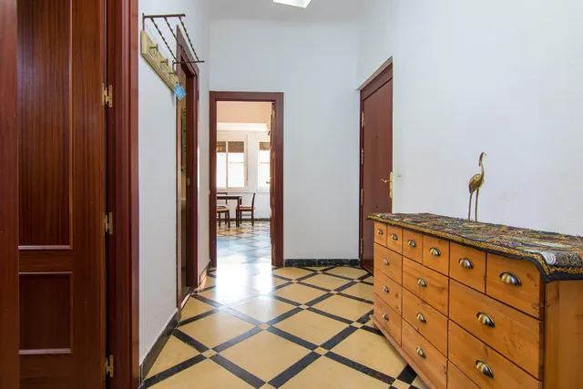 Por debajo de la Plaza Trinidad, a un paso de Facultad de Traductores, Derecho, Escuela de Arte y Oficios. Actualmente 6 estancias(incluido el salón). un cuarto de baño, un aseo, cocina. Techos Alto — 14