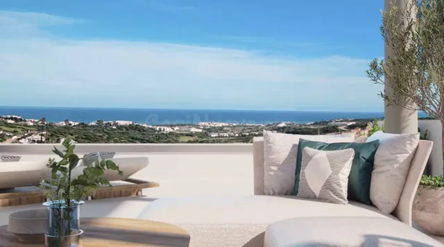 Ático de dos dormitorios con amplias terrazas y vistas panorámicas en Estepona — 2